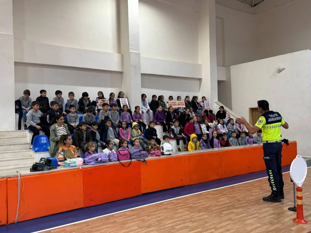 Kürtün'de Minik Öğrencilere Hayati Ders: Trafik Jandarması Özkürtün'de Sahaya İndi 4