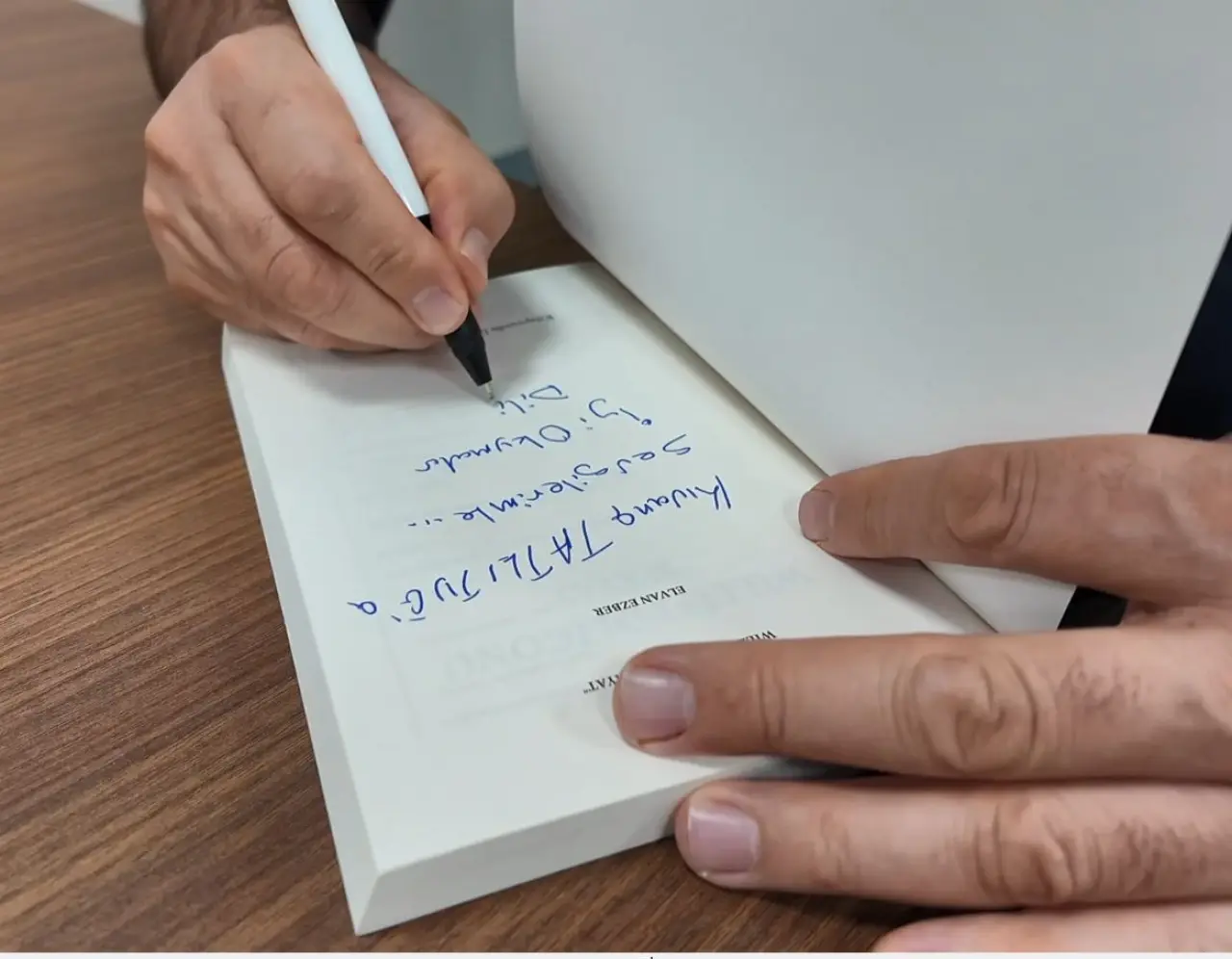Sosyal Medyayı Kapatıp Kitaplara Sığınan Kıvanç Tatlıtuğ’a Gümüşhaneli yazardan sürpriz destek 4