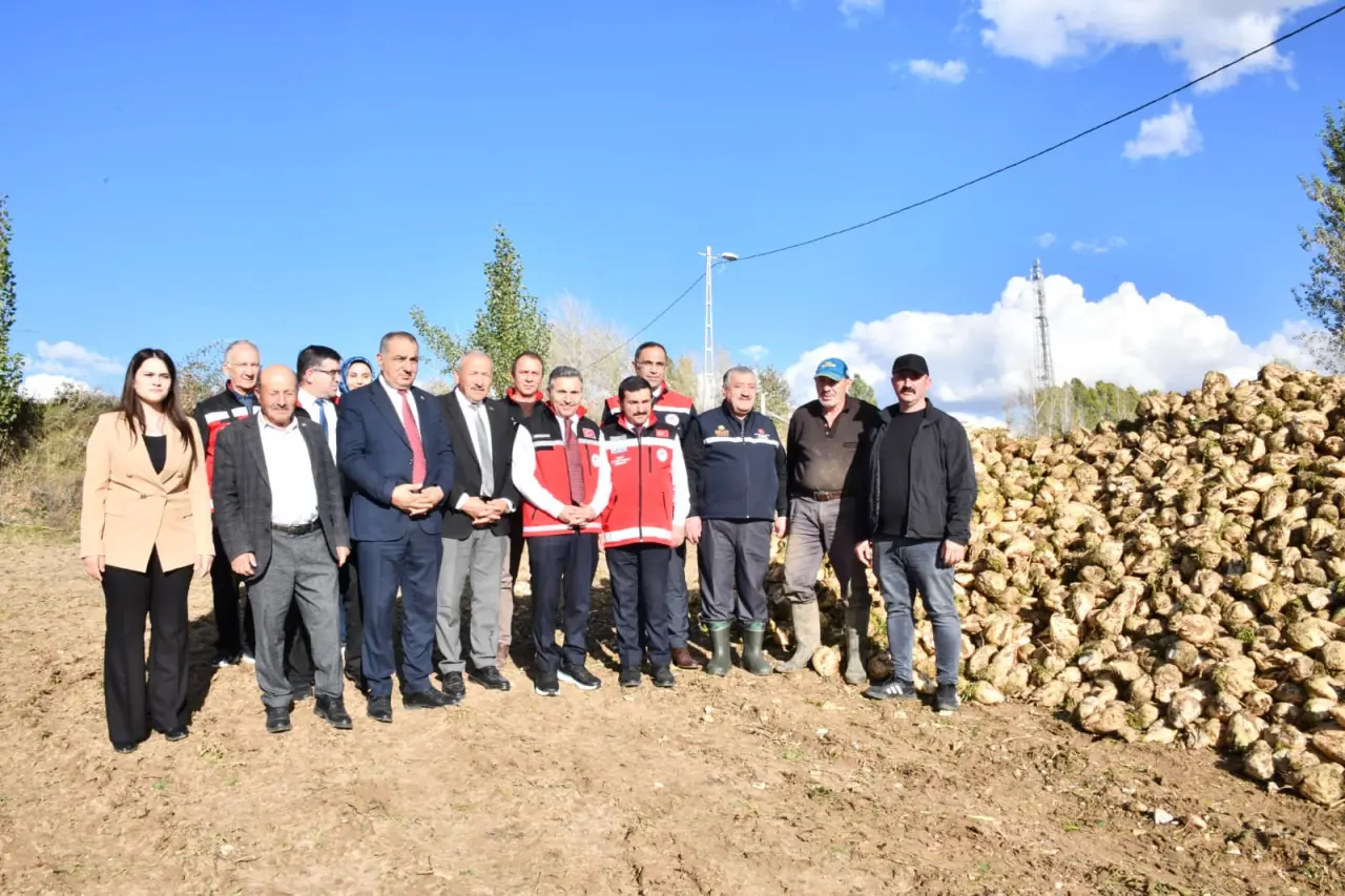 Vali Cevdet Atay Kelkit'te Şeker Fasulyesi ve Şeker Pancarı Hasadına Katıldı 7