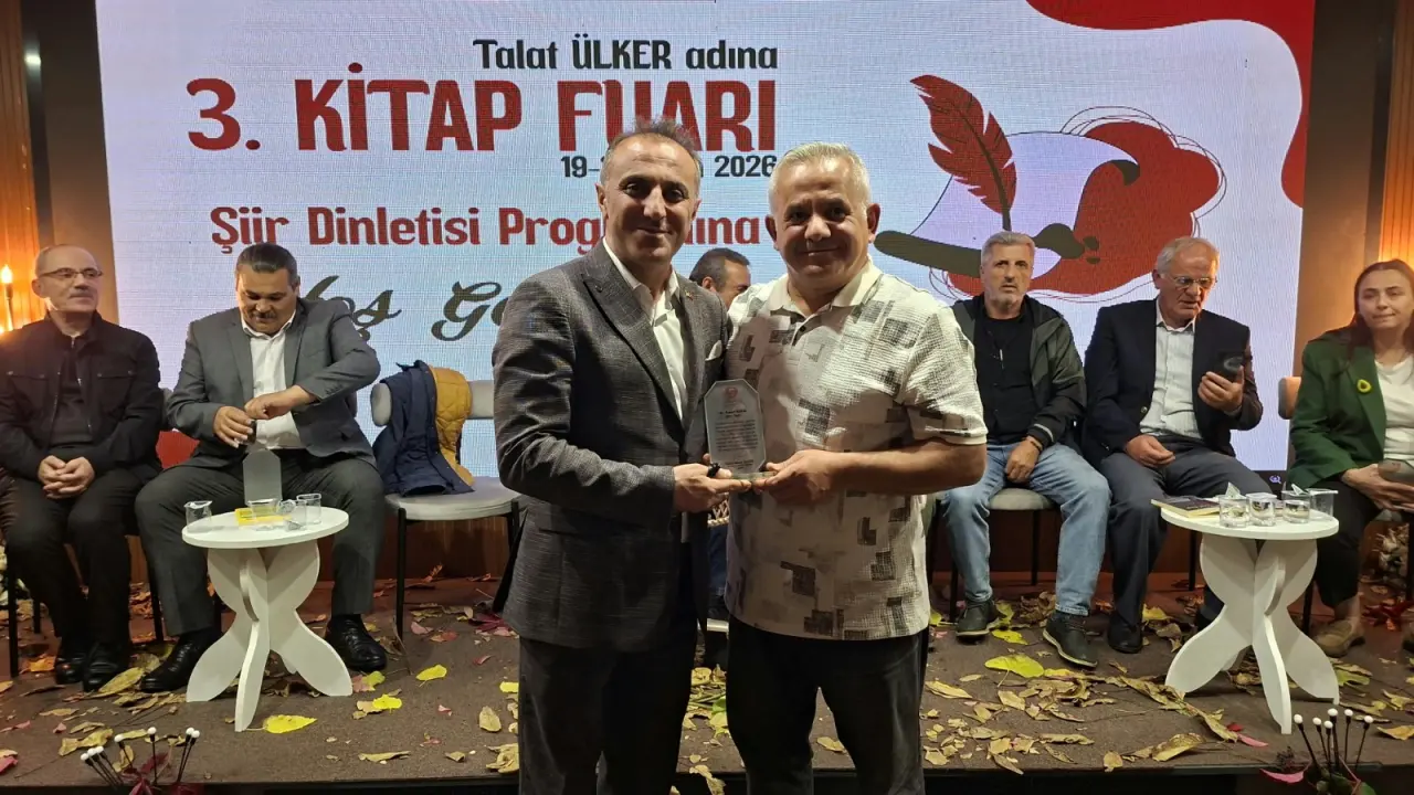 Kitap Fuarında Edebiyat Rüzgarı Esti: Şairler Dizeleriyle Unutulmaz Bir Akşam Yaşattı 5
