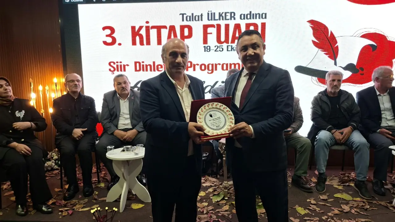 Kitap Fuarında Edebiyat Rüzgarı Esti: Şairler Dizeleriyle Unutulmaz Bir Akşam Yaşattı 4