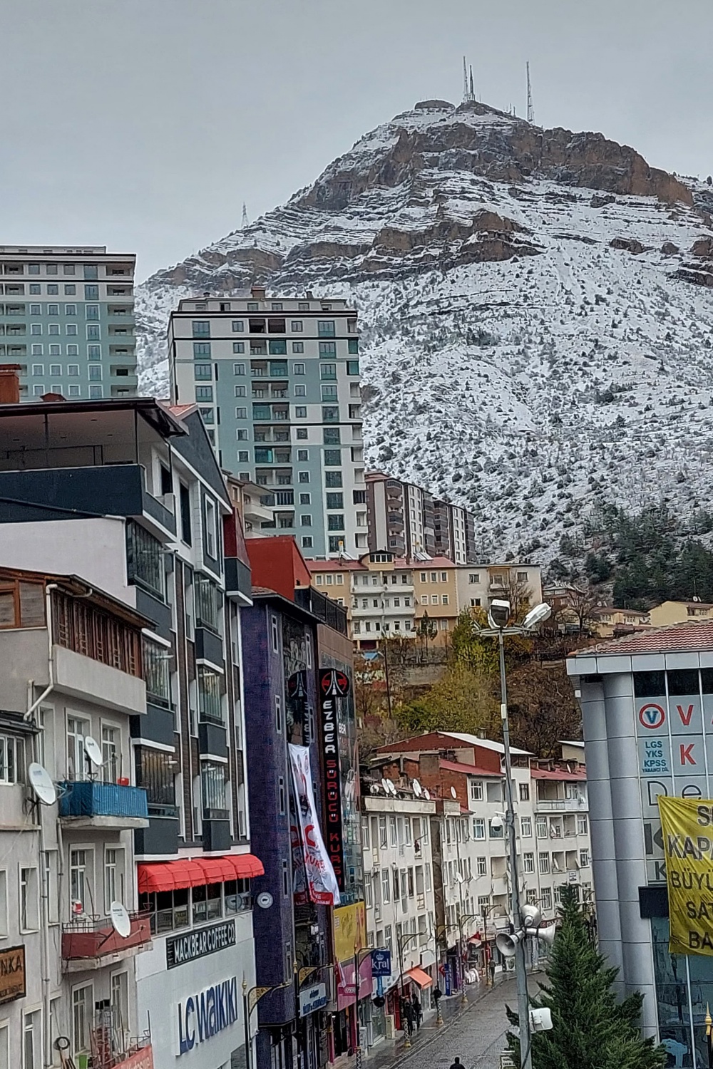 Gümüşhane’de gece yarısı etkili olan kar yağışının kent merkezine mevsimin ilk kar yağışı gerçekleşirken, yağışla birlikte 27 köy yolu da ulaşıma kapandı.