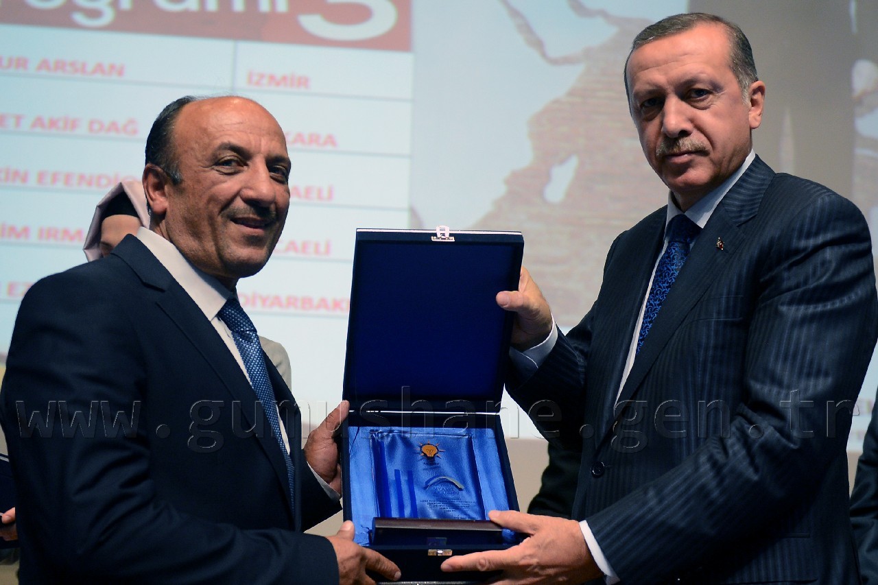 AK Parti Genel Merkezi tarafından Gümüşhane’de gerçekleştirilen siyaset akademisi eğitim programı sonucunda yapılan sınavda birinci olan Zekai Taşkın, plaketini Başbakan Recep Tayyip Erdoğan’ın elinden aldı.