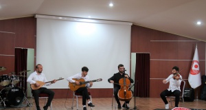 Uluslararası öğrencilerin müzikal gösterisine yoğun ilgi