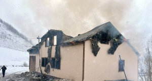 Gümüşhane’de çıkan yangında 2 katlı köy konağı ve muhtarlık binası küle döndü
