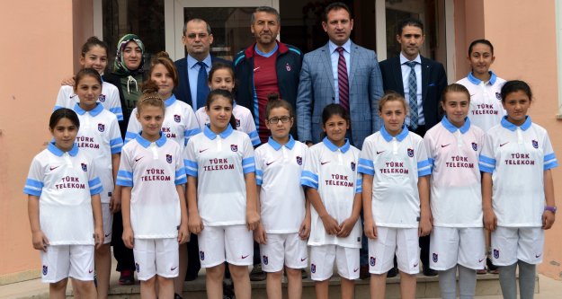 Torul’da Trabzonspor sevgisi aşılanmaya devam ediyor