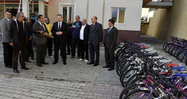 Gümüşhane'de öğrenci ve sporculara 215 bisiklet dağıtıldı