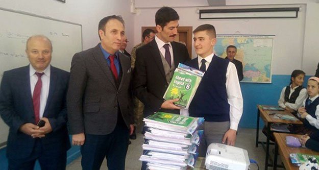Torul’da öğrencilere kaynak kitap dağıtıldı