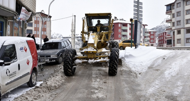 Gümüşhane Belediyesi karla mücadeleyi 80 kişilik kar timi ile yapıyor