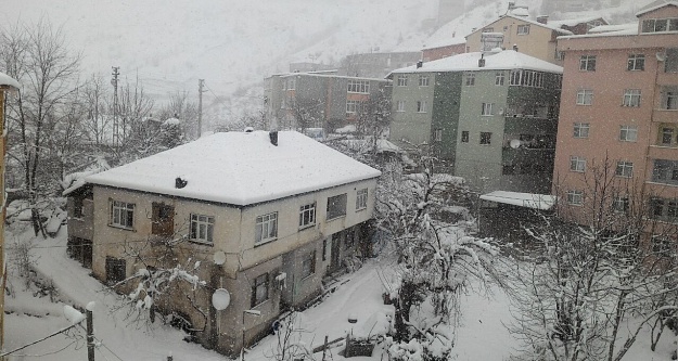 Kürtün'de okullara kar tatili