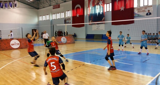Küçükler voleybol yarıfinal müsabakaları Gümüşhane'de