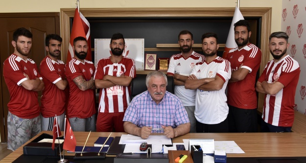 Gümüşhanespor'da 8 yeni futbolcu imza attı