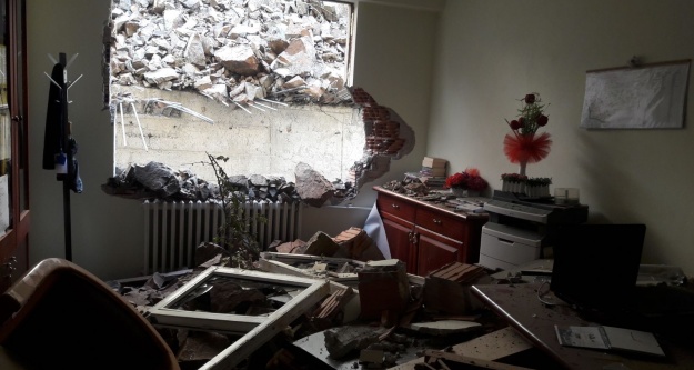 Özkürtün'de kaya parçaları Belediye binasının üzerine düştü