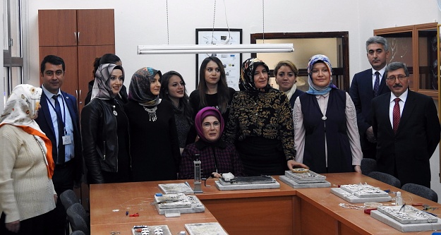 Emine Erdoğan Halk Eğitim Merkezindeki Gümüş Kursunu ziyaret etti
