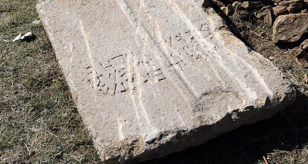 Sadak’ta bin 600 yıllık lahit kapağı bulundu