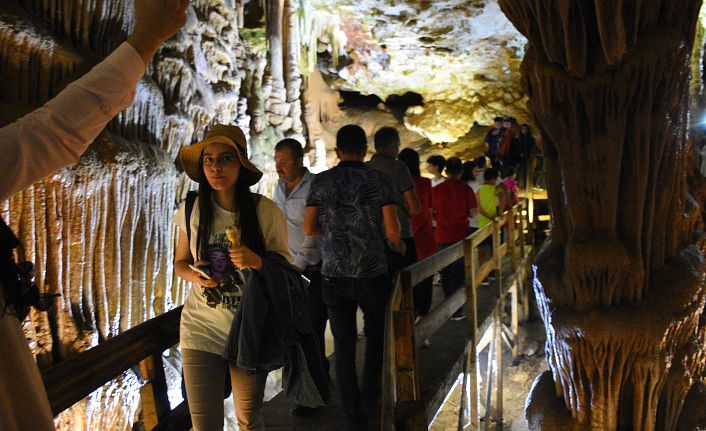Karaca Mağarası bayram tatilinde doldu taştı