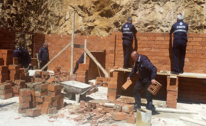 Gümüşhane Belediyesi kaçak yapıyı yıktı