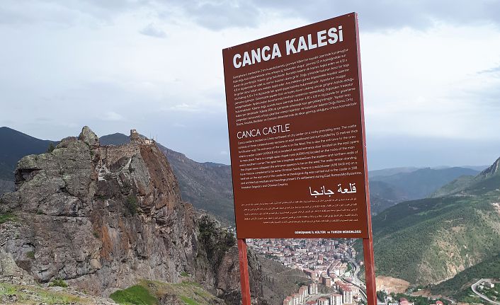 Tarihi ve turistik mekanlara Türkçe, İngilizce ve Arapça tabela 