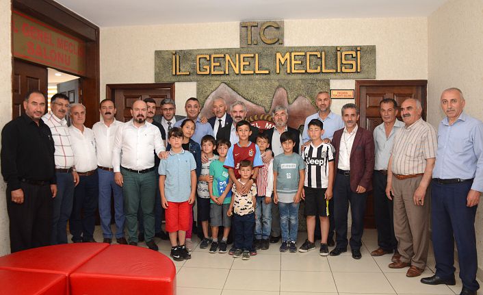 Çocuklar futbol sahası için İl Genel Meclisini ziyaret etti