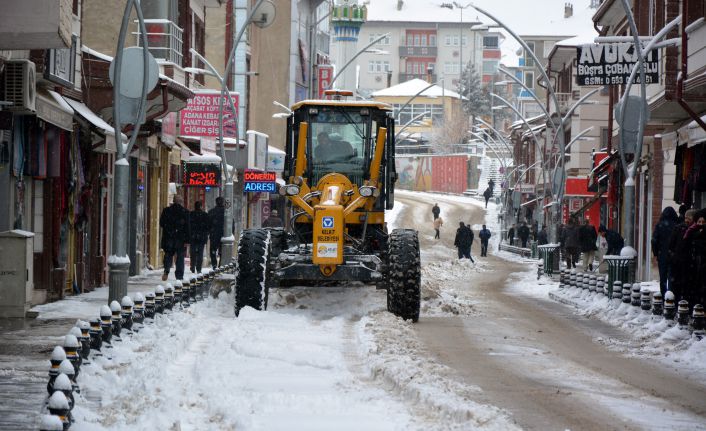 Kelkit Belediyesinden hummalı karla mücadele çalışması