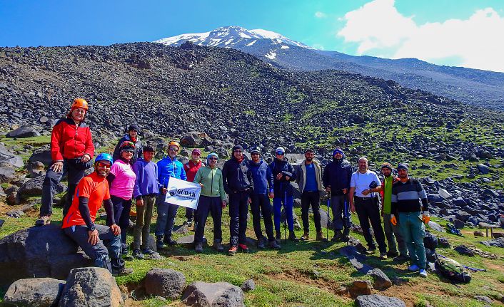 Gümüşhaneli dağcılar Türkiye’nin zirvesinde