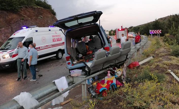 Gümüşhane'de tırın kayan dorsesi minibüse çarptı: 7 yaralı