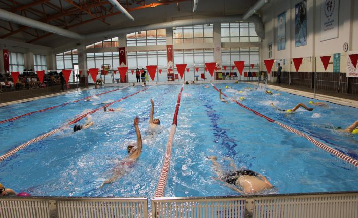 Yüzme okul yarışları yapıldı