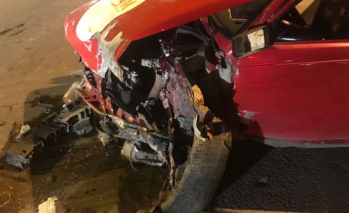 Hatalı sollama sonucu iki otomobil kafa kafaya çarpıştı: 2 yaralı