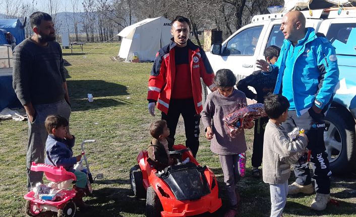 Sağlık çalışanları depremzede çocukları sevindirdi