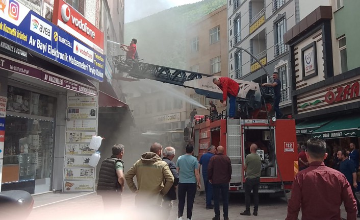 Torul'da 2 katlı mağazada çıkan yangında maddi hasara neden oldu