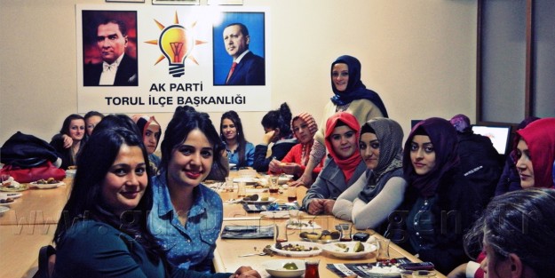 AK Parti Torul'da Her Hafta Üniversitelilerle Buluşacak