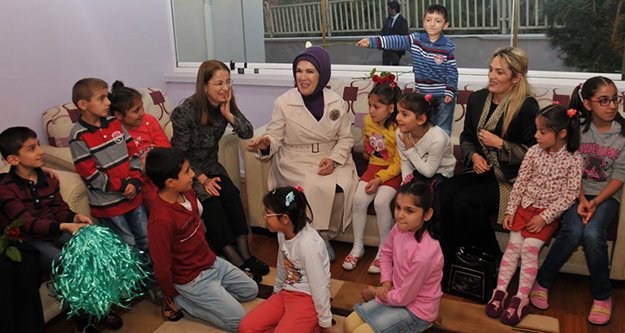 Emine Erdoğan, Gümüşhane'de Sevgi Evlerini Ziyaret Etti
