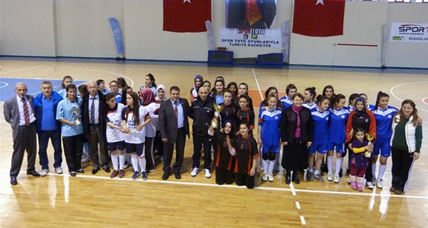 Futsal’da şampiyon Kız Meslek Lisesi oldu