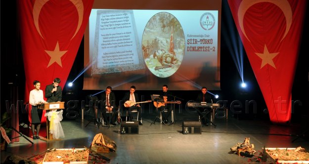 Gümüşhane'de öğrencilerden kahramanlığa dair şiir ve türkü dinletisi