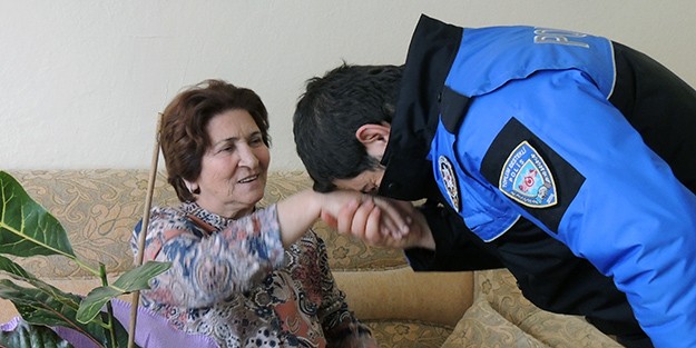 Türk Polisi Anneleri Unutmadı