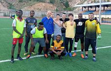 Afrikalı öğrencilerle futbol etkinliği
