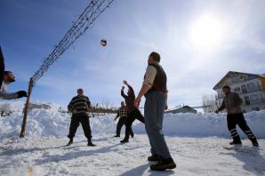 Bu köyde 30 yıldır kar voleybolu oynanıyor