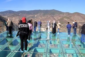 Torul cam teras yarım milyon ziyaretçi ağırladı