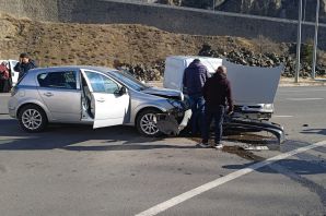 Gümüşhane’de 2 aracın kafa kafaya çarpıştığı kazada 3 kişi yaralandı