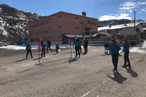 Köy çocukları Badminton ile tanışıyor