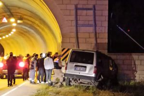 Gümüşhane’de yoldan çıkan araç tünel duvarına çarptı: 1 ölü