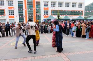Gümüşhane’deki Afrikalı öğrenciler yerel kıyafetleriyle horon oynadı