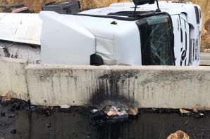 Virajı alamayan asfalt tankeri yan yattı: 1 yaralı