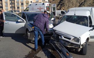 Gümüşhane’de 2 aracın kafa kafaya çarpıştığı kazada 3 kişi yaralandı