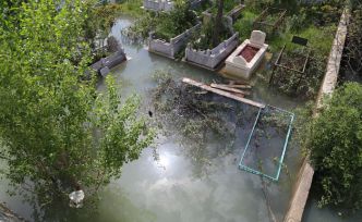 Baraj suları yükselince mezarlıklar sular altında kaldı