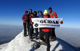 Gümüşhaneli dağcılar 10.kez Türkiye’nin çatısına çıktı