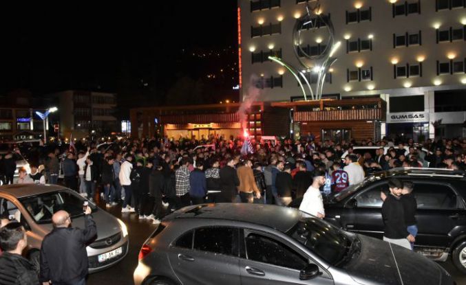 Trabzonspor’un 38 yıl sonra gelen şampiyonluğu Gümüşhane’de coşkuyla kutlandı