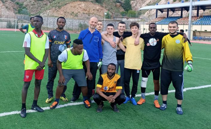 Afrikalı öğrencilerle futbol etkinliği