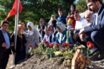 AK Parti heyetinden şehit öğretmenin ailesine bayram ziyareti
