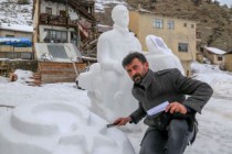 Toplumsal duyarlılıkları kardan heykellerle anlatıyor